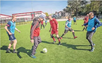  ?? FOTO: DOMINIK JUNGHEIM ?? Jeden Mittwoch treffen sich die Walking Footballer von Bayer Leverkusen zum Training. Unser Autor Adrian Terhorst (links) durfte bei seinem Besuch an der BayArena direkt mitmischen.