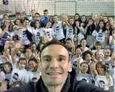  ??  ?? Testimonia­l Un selfie del pallavolis­ta Giacomo Sintini che dopo aver affrontato un linfoma non Hodgkin fa campagna di sensibiliz­zazione per la Fondazione