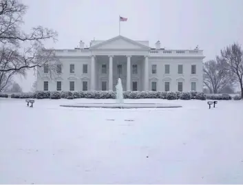  ?? AP Photo/Patrick Semansky ?? Snow falls on the North Lawn of the White House, on Sunday in Washington.