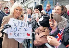  ?? ?? Jovens de Shrewsbury entregaram a Camilla, que esteve em ato oficial, cartazes com frases de apoio a Kate