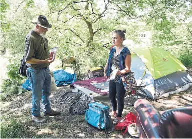  ?? RYAN PFEIFFER/METROLAND ?? Daniel Cullen and Christeen Thornton are members of DIRE, an anti-poverty research support and advocacy group that does weekly outreach to Oshawa's homeless community, including those living in tents along the Oshawa Creek trail.