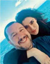  ??  ?? Pasqua a Ischia Il leader della Lega Matteo Salvini, 45 anni, con la compagna Elisa Isoardi, 35, in una foto pubblicata su Facebook