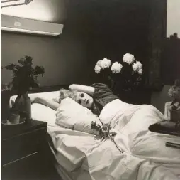  ??  ?? Candy Darling sur son lit de mort par Peter Hujar, en 1973