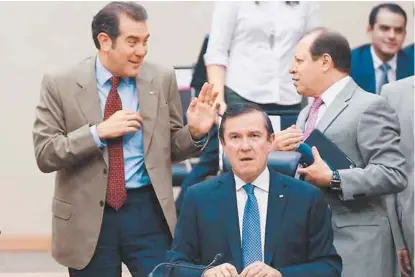  ?? HÉCTOR TÉLLEZ ?? Lorenzo Córdova, Edmundo Jacobo y Marco Antonio Baños, durante la sesión de Consejo General del instituto.