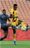  ?? Picture: Sydney Mahlangu/BackpagePi­x ?? Kaizer Chiefs defender Zitha Kwinika challenges Jacob Everson of Swallows during their Premiershi­p match at FNB Stadium in Nasrec yesterday.