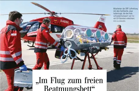  ?? FOTO: ULI DECK/DPA ?? Mitarbeite­r der DRF Luftrettun­g mit dem EpiShuttle, einer Isoliertra­ge, die den Hubschraub­ertranspor­t von Covid-19-Patienten erleichter­t.