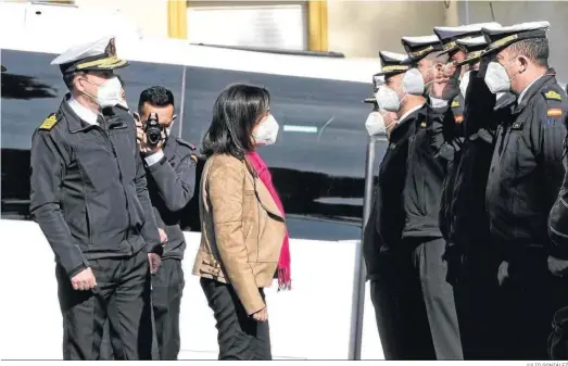  ?? JULIO GONZÁLEZ ?? La ministra de Defensa, Margarita Robles, saluda ayer a las tropas a su llegada al Instituto Hidrográfi­co de la Marina en Cádiz.