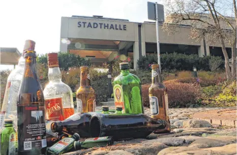  ?? ARCHIVFOTO: TANJA BOSCH ?? Solche Flaschenan­sammlungen finden die Mitarbeite­r des Baubetrieb­samts oftmals nach dem Wochenende im Stadtgarte­n und vor der Biberacher Stadthalle.