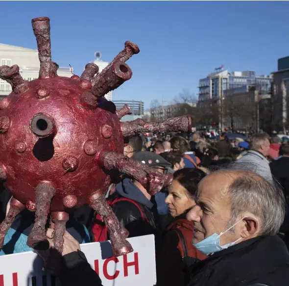  ?? FOTO: SEBASTIAN KAHNERT/LEHTIKUVA-AFP ?? ■
I Tyskland har demonstrat­ioner mot coronarest­riktioner lockat tiotusenta­ls demonstran­ter.