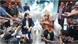  ?? HARIYANTO TENG/JAWA POS ?? JUMPA PERS: Ratu Tisha dan Tri Rismaharin­i memberikan keterangan kepada media.