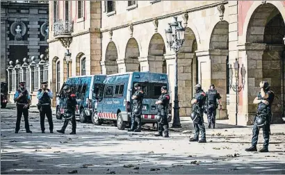  ?? LLIBERT TEIXIDÓ ?? Agentes de los Mossos d’Esquadra custodiand­o la entrada al Parlament