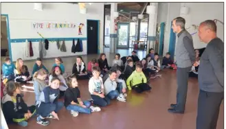  ??  ?? Ali Amrane et Laurent Broihanne ont discuté avec les enfants sur l’histoire des harkis, avant la commémorat­ion du  mars à Mouans-Sartoux. (Photo D.G.)