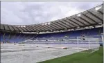  ?? ALBERTO LINGRIA/REUTERS ?? JADI TERTUNDA: Lapangan di Stadion Olimpico, Roma, yang harus dikeringka­n setelah diterjang hujan lebat sebelum kickoff laga Lazio melawan AC Milan.