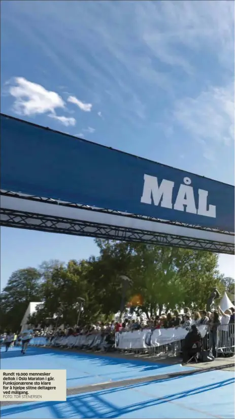  ?? FOTO: TOR STENERSEN ?? Rundt 19.000 mennesker deltok i Oslo Maraton i går. Funksjonae­rene sto klare for å hjelpe slitne deltagere ved målgang.