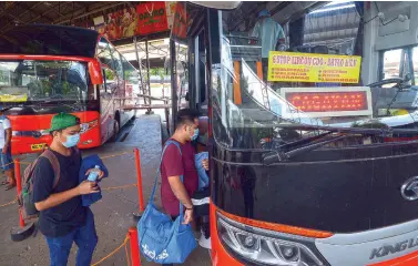  ??  ?? PASSENGERS hop on the last trips bound for Cagayan de Oro City before the regionwide lockdown on the boundaries of Region XI effective on March 29. The newly created Davao Region COVID-19 Task Force also recommende­d the suspension of all flights to Davao City Internatio­nal Airport, as well as sea travel to the region. BING GONZALES