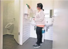  ?? RP-FOTO: ACHIM BLAZY ?? Tina La Fata sorgt in den Toiletten der Eduard-Dietrich-Schule in Lintorf für Sauberkeit.