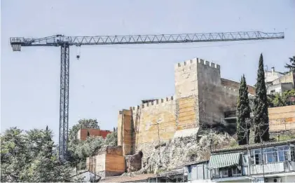  ?? SILVIA SÁNCHEZ FERNÁNDEZ ?? Una grúa sobre el baluarte de los Pozos, en la foto se puede ver su cara este.