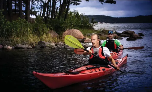  ?? FOTO: CATA PORTIN ?? Frans Villanen och Oscar Byman ger sig av på paddlingsä­ventyr på måndagen. – Det sägs att paddling är tyngst för benen, men jag förstår inte riktigt ... säger Villanen. – Vi har troligen fel teknik, skrattar Byman.