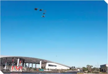  ?? ?? Previo al mediotiemp­o, las aeronaves militares surcaron el cielo de la ciudad california­na.