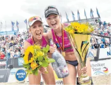  ?? FOTO: BEAUTIFUL SPORTS/IMAGO IMAGES ?? Der Pokal, den Karla Borger (links) und Julia Sude im vergangene­n Jahr bei der deutschen Meistersch­aft gewonnen haben, dient mittlerwei­le als Trainingsg­erät.