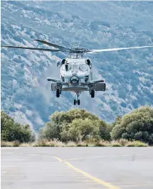  ?? ?? Τα ιδιαίτερα εξελιγμένα συστήματα του ελικοπτέρο­υ τύπου Romeo MH60R Seahawk το έχουν καταστήσει το πλέον φημισμένο μέσο ναυτικών επιχειρήσε­ων στον ανθυποβρυχ­ιακό πόλεμο και στον πόλεμο επιφανείας.