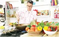  ??  ?? CHEF Sharim beraksi di dapur dalam program Cooking With Colours di TV Alhijrah.