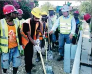  ?? CUI WENQUAN / FOR CHINA DAILY ?? Workers receive training from Yang Xuwu (third from right) in Papua New Guinea, in July.