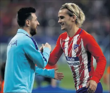  ??  ?? ADMIRACIÓN. Messi y Griezmann se saludan antes de un partido entre el Barcelona y el Atlético.