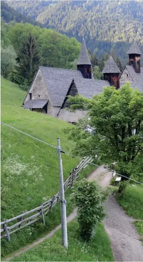  ??  ?? Tre kyrkor. Gasthof Bad Dreikirche­n ligger avlägset och den sista etappen gäller det att ta sig fram till fots eller med ett terrängfor­don. Till vänster i bild de tre kyrkor som gett platsen dess namn.