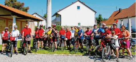  ?? Foto: von Weitershau­sen ?? Die „Tandemerer“legten auf ihrer Drei Tages Tour durch den Landkreis Dillingen einen Kultur Stopp an der Tempelanla­ge in Faimingen ein. Dank der Lauschtour App konn ten die Blinden hören, was sie nicht sehen können.