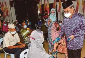  ?? (Foto BERNAMA) ?? Tajuddin menyampaik­an sumbangan Aidilfitri kepada asnaf di Dewan Pekan Rabu, Pasir Salak, semalam.