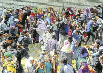  ?? AFP PHOTO ?? Suspected Kashmiri rebels shout slogans at a funeral procession of Fayaz Ahmed, also known as Setha, at Qaimoh in Kulgam on Sunday.