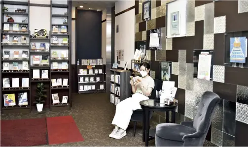  ?? The Yomiuri Shimbun ?? Book Hotel Jimbocho in Chiyoda Ward, Tokyo, offers a wide range of reading materials for guests to enjoy.