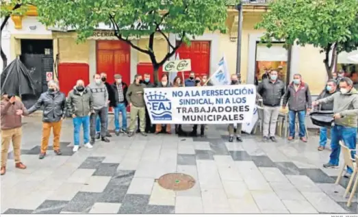  ?? MANUEL ARANDA ?? Nueva protesta del comité de empresa del Ayuntamien­to en la calle Consistori­o.