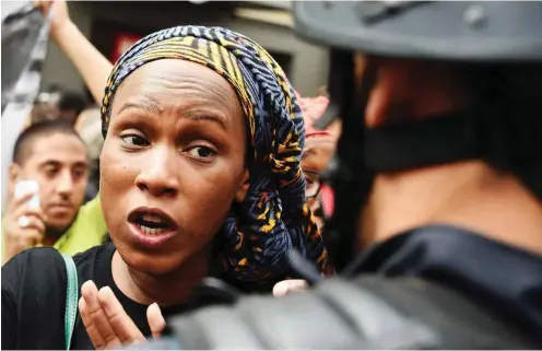  ?? Foto: AFP/Dominique Faget ?? Assa Traoré, die Schwester von Adama Traoré, bei einer Protestakt­ion gegen Polizeiwil­lkür am Pariser Gare du Nord