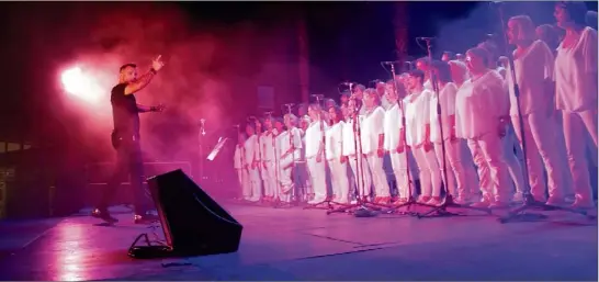  ?? (Photos Patrick Blanchard) ?? Soixante-cinq choristes du Choeur du Sud étaient sur scène, hier soir, à Cavalaire. Ce soir, ils seront à La Londe.