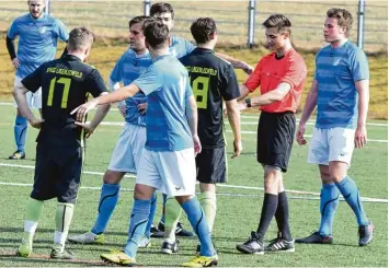  ?? Foto: Kruppe ?? Nachdem zu Beginn der Rückrunde die Rollenvert­eilung, wie hier zwischen Königsbrun­n (blau) und Lagerlechf­eld noch unklar war und der Schiedsric­hter scheinbar erklärend eingreifen musste, sind dieses Wochenende die Rollen klarer verteilt.