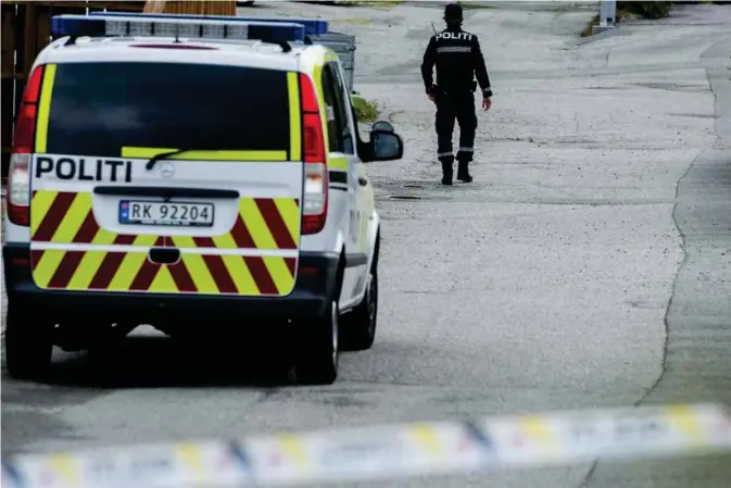 ??  ?? Politiet sperret av området på Varhaug der den siktede 17-åringen bor.