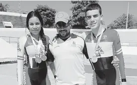  ?? CORTESíA ?? Marianis Salazar Sánchez, el entrenador Ricardo Moreno (centro) y Kevin Pacheco.