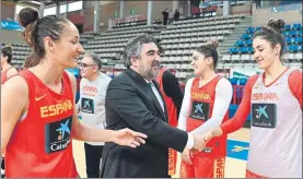  ?? FOTO: EFE ?? El nuevo ministro de Cultura y Deporte, Rodríguez Uribes, visitó ayer al equipo