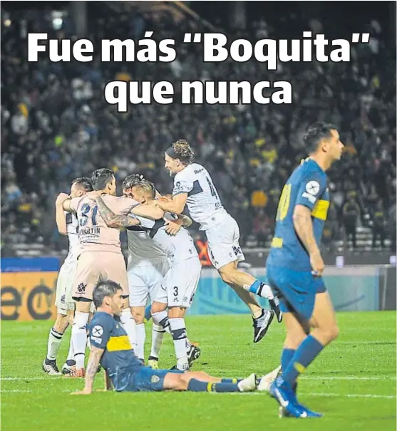  ?? (FACUNDO LUQUE) ?? No lo pueden creer. Todo Gimnasia se arremolina para abrazar a Hurtado, el autor del gol del Lobo. Pablo Pérez y Cardona lo sufren.