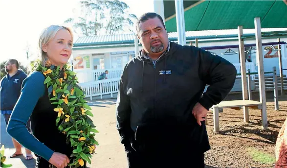  ?? KYMBERLEE FERNANDES/FAIRFAX NZ ?? Nikki Kaye with Rowandale School principal Karl Vasau.
