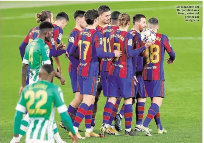  ?? J. M. SERRANO ?? Los jugadores del Barça felicitan a Messi, autor del primer gol azulgrana