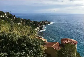  ?? (Photo O.-V. M.) ?? Marcher, au-delà du fait que c’est plus rapide que le bus le matin, permet de découvrir les richesses du paysages de Cap-d’Ail sans passer par les sentiers.