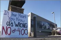  ?? Felicia Fonseca ?? The Associated Press A sign urges people to vote against a building height increase in Tusayan, Arizona, just outside the entrance to Grand Canyon National Park.