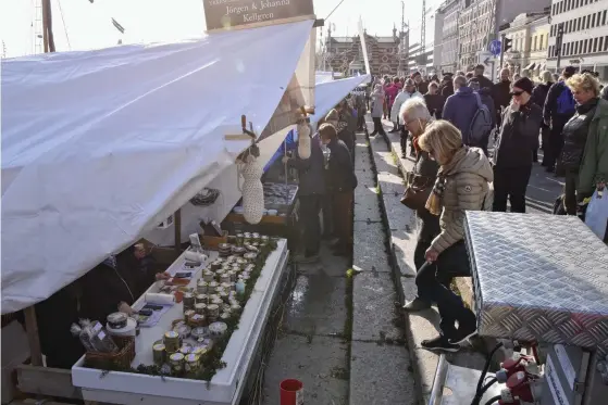  ?? ?? Strömmings­marknaden i Helsingfor­s inleddes med sol och värme på söndagen.