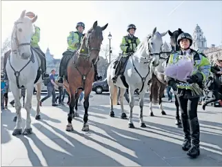  ?? ADRIAN DENNIS / AFP ?? Honores. Oficiales de la policía montada rinden tributo al agente Keith Palmer, fuera del Parlamento en Londres.