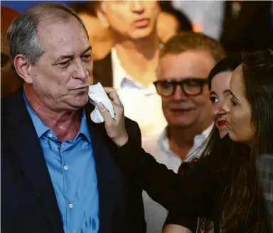  ??  ?? Ciro Gomes (PDT) na convenção com a mulher, Giselle Bezerra (dir.), e a irmã, Lia Gomes