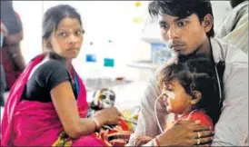  ?? DEEPAK GUPTA/ HT ?? Parents attend to children at the BRD Medical College in Gorakhpur on Tuesday.