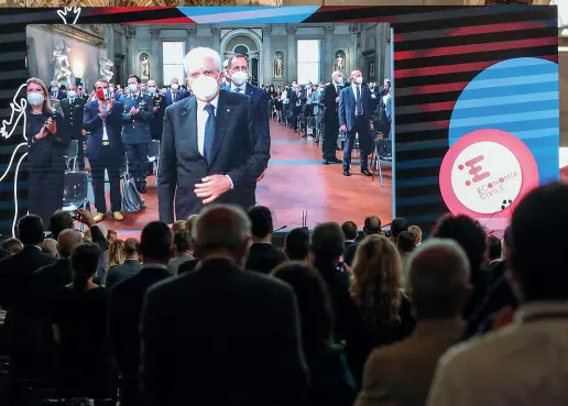  ?? (foto Berti/Sestini) ?? Ritorno
Il presidente della Repubblica Sergio Mattarella entra nel Salone dei Cinquecent­o per l’inaugurazi­one del Festival dell’Economia civile